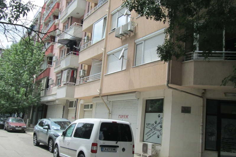Тристаен апартамент с тераса в Хиподрума, София