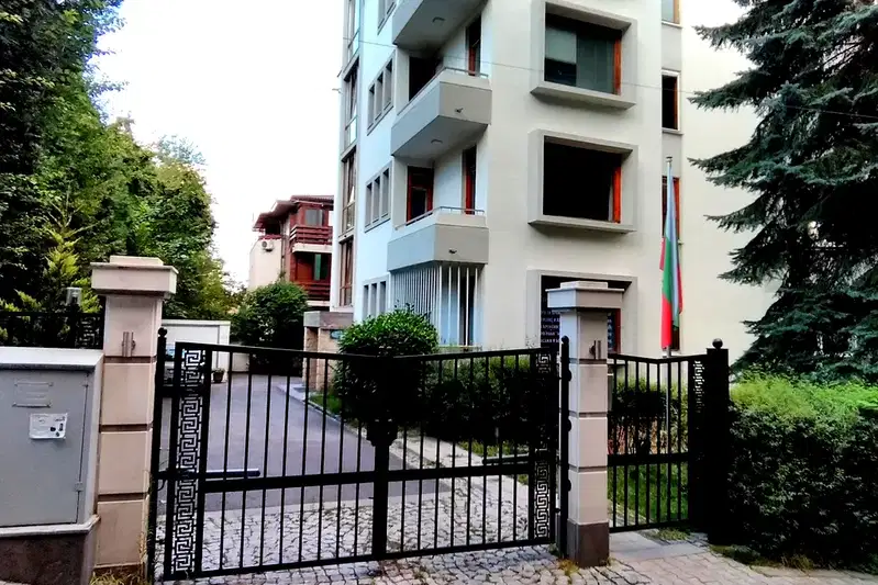 Тристаен апартамент с голяма тераса в Изгрев, София