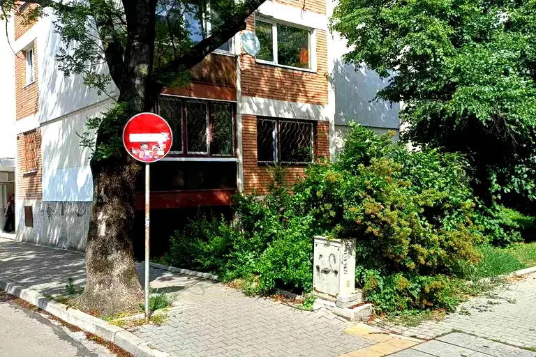 Тристаен апартамент с гараж в ж.к. Изток, София