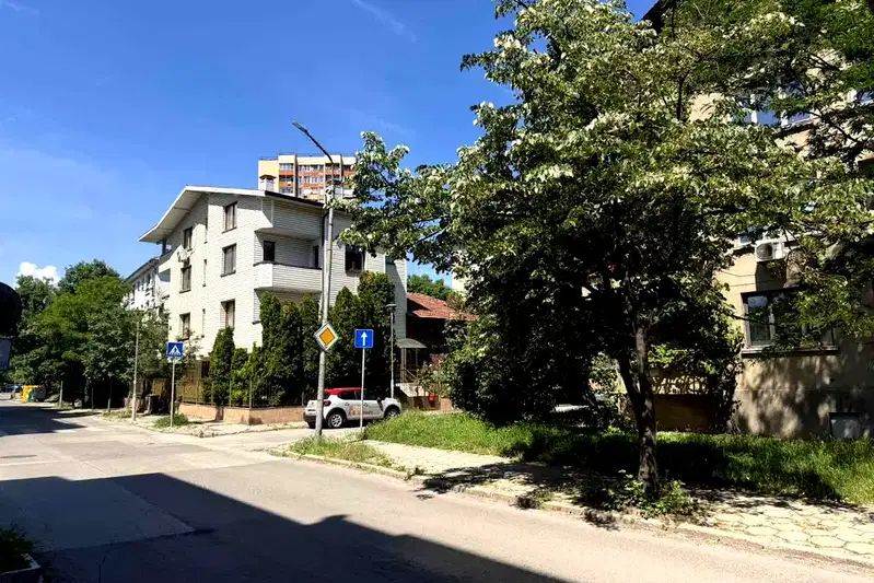 Тристаен апартамент с южно изложение в Изток, София