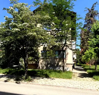 Снимка 2 — Тристаен апартамент с южно изложение в Изток, София