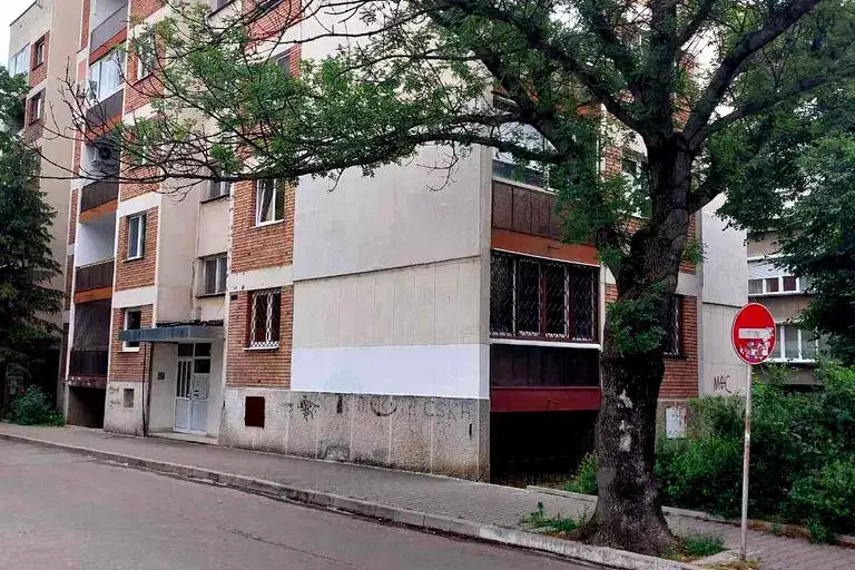 Тристаен апартамент с гараж в ж.к. Изток, София