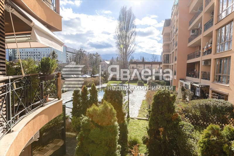 Просторен 3-стаен апартамент в кв. Изток с тераса и басейн