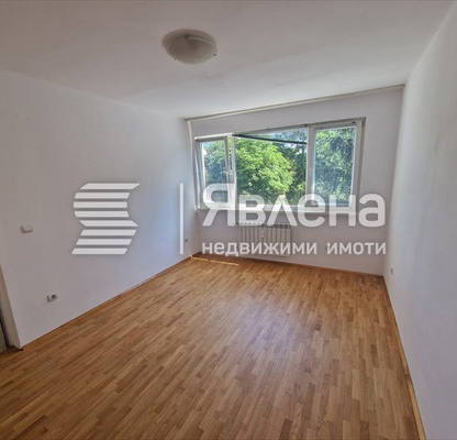 Снимка 2 — Просторен 3-стаен апартамент в кв. Изток с две тераси