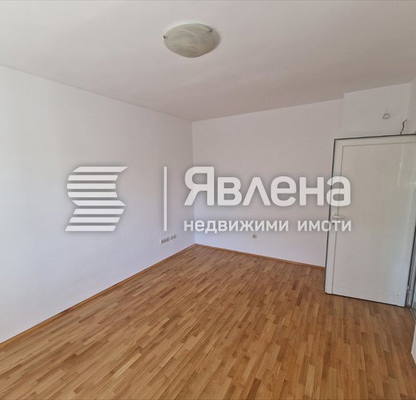 Снимка 4 — Просторен 3-стаен апартамент в кв. Изток с две тераси