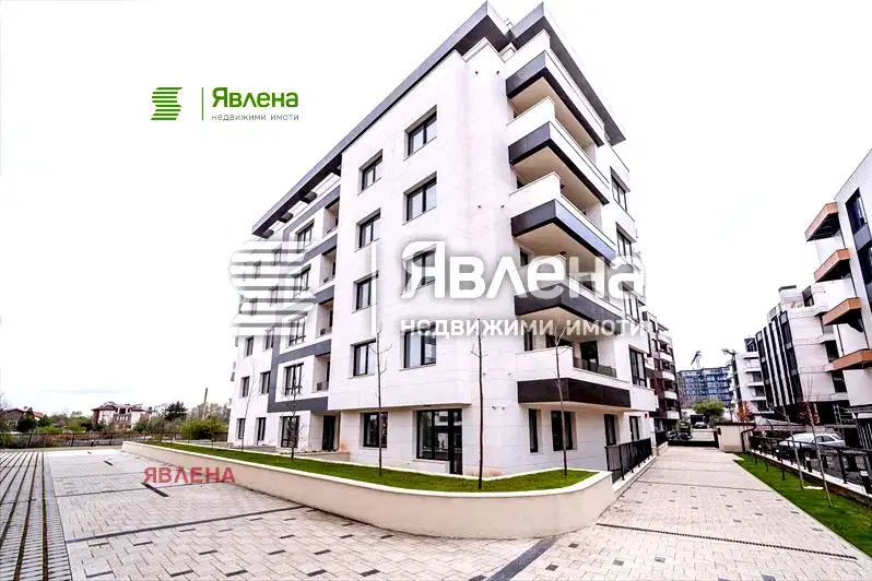 Тристаен апартамент с двор и гараж в Кръстова вада, София