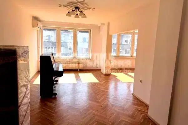 Spacious 3-room apartment in Lozenets with elevator