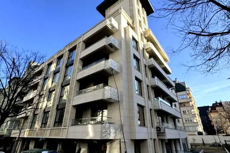 Тристаен апартамент с тераса в Лозенец, София