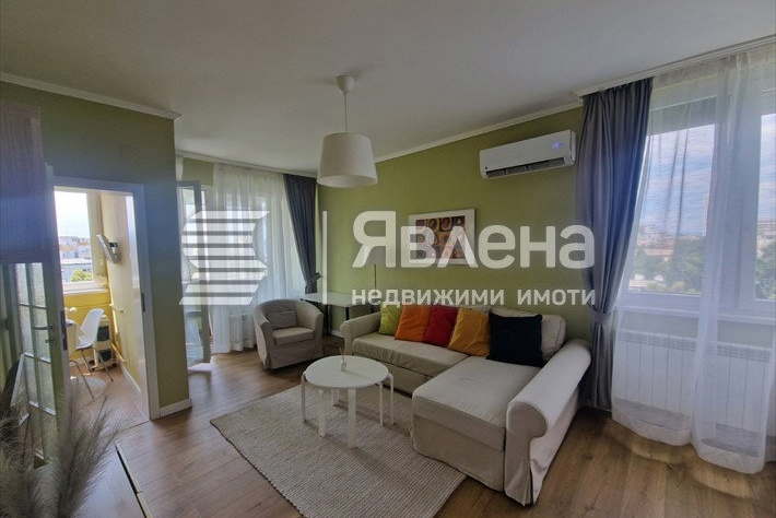 Двустаен апартамент с балкон и гледка към Витоша в Лозенец