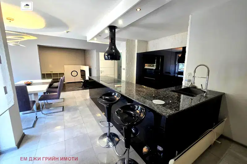 3-bedroom apartment in Sofiya, Lozenec