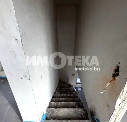 Снимка 3 — Просторен 3-стаен апартамент в Надежда 4 с панорамни тераси