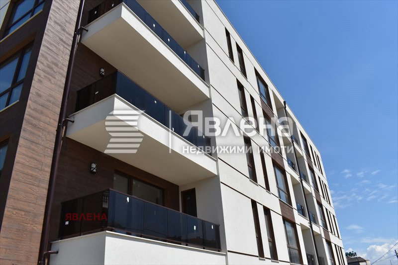 Three-room apartment with southwest aspect in Ovcha kupel