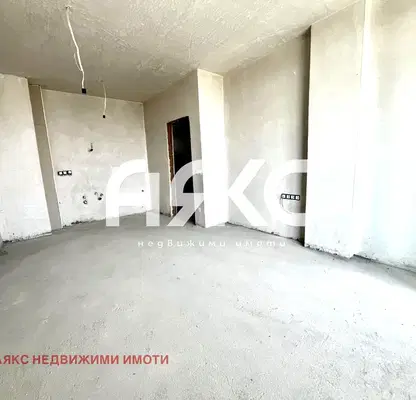 Снимка 4 — Двустаен апартамент с тераса в Полигона, София