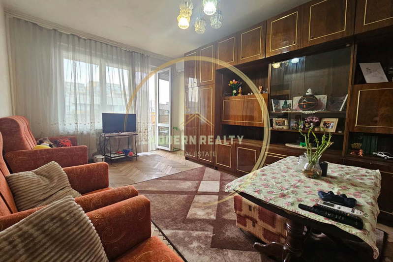 Тристаен апартамент с три тераси в Света Троица, София