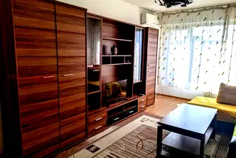Тристаен апартамент с балкон в Света Троица, София