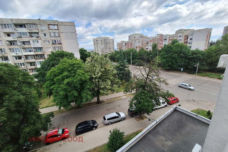 Тристаен апартамент с 2 тераси в Света Троица, София