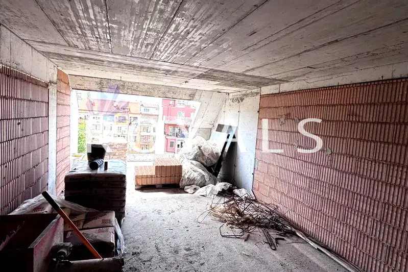 Тристаен апартамент 117 кв.м в Зона Б-18, София с тераса