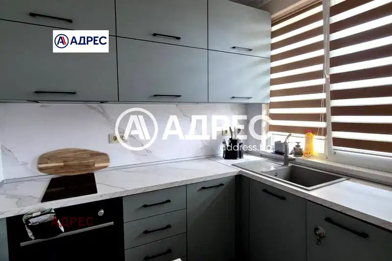 Тристаен апартамент с две тераси в Център, Варна