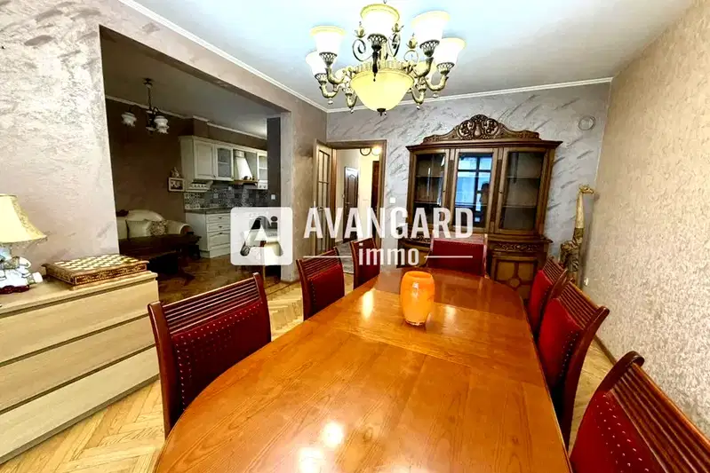 Просторен 3-стаен апартамент в Център, Варна с тераса