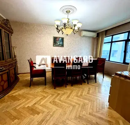 Снимка 3 — Просторен 3-стаен апартамент в Център, Варна с тераса