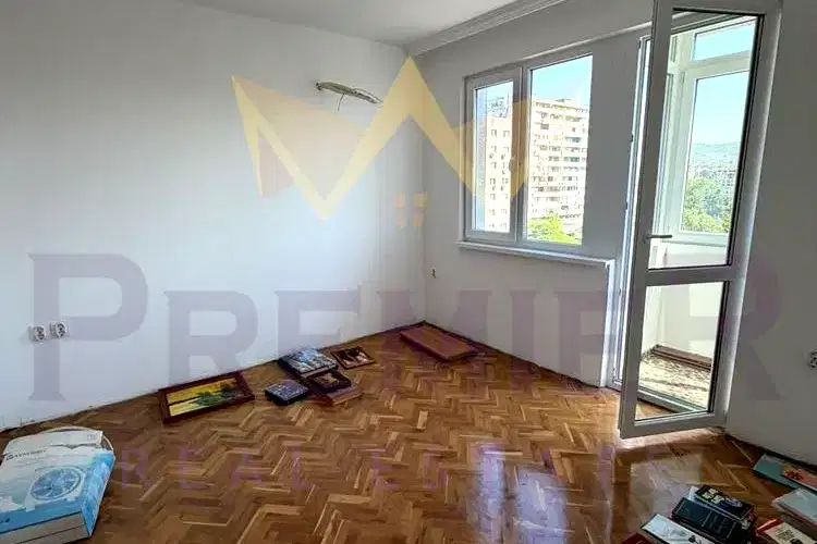 Тристаен апартамент с две тераси в Център, Варна