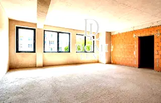 Тристаен апартамент 109 кв.м в Колхозен пазар, Варна