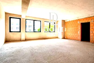 Тристаен апартамент 109 кв.м в Колхозен пазар, Варна