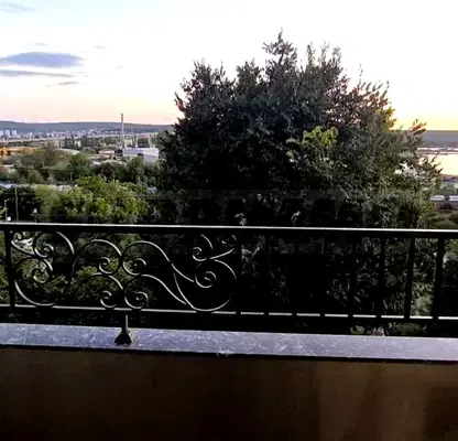 Снимка 3 — Тристаен апартамент с морска гледка в Погреби, Варна