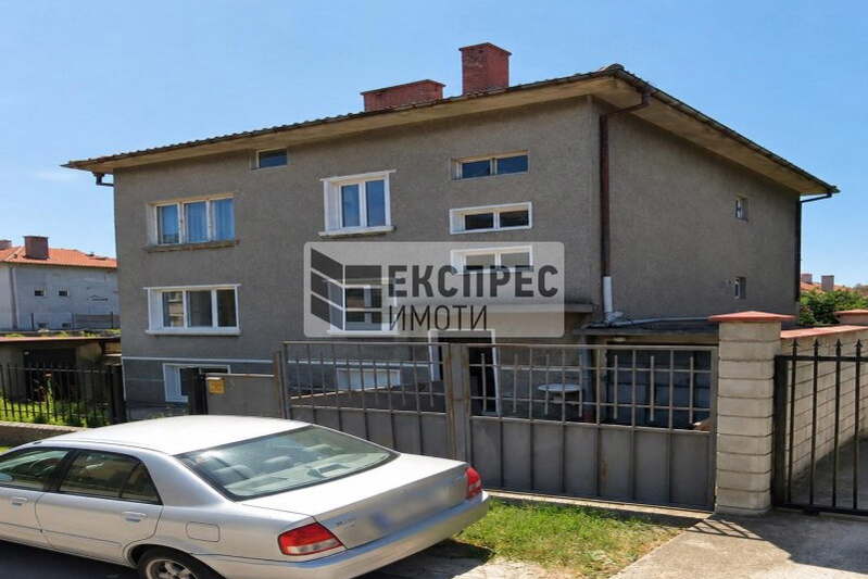 Тристаен апартамент с гараж във Виница, Варна