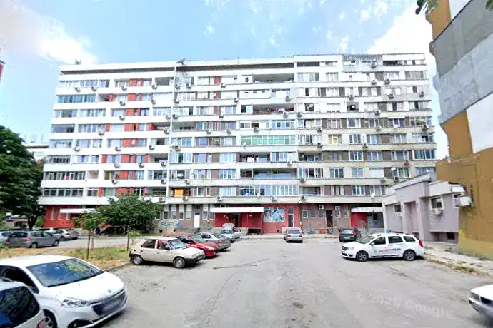 Тристаен апартамент с две тераси във Варна, Червен площад