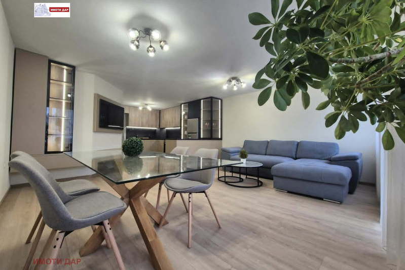 Тристаен апартамент с тераса в Червен площад, Варна