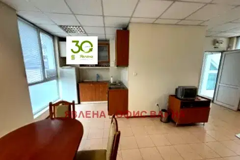 Тристаен апартамент с голяма тераса в Зимно кино Тракия, Варна