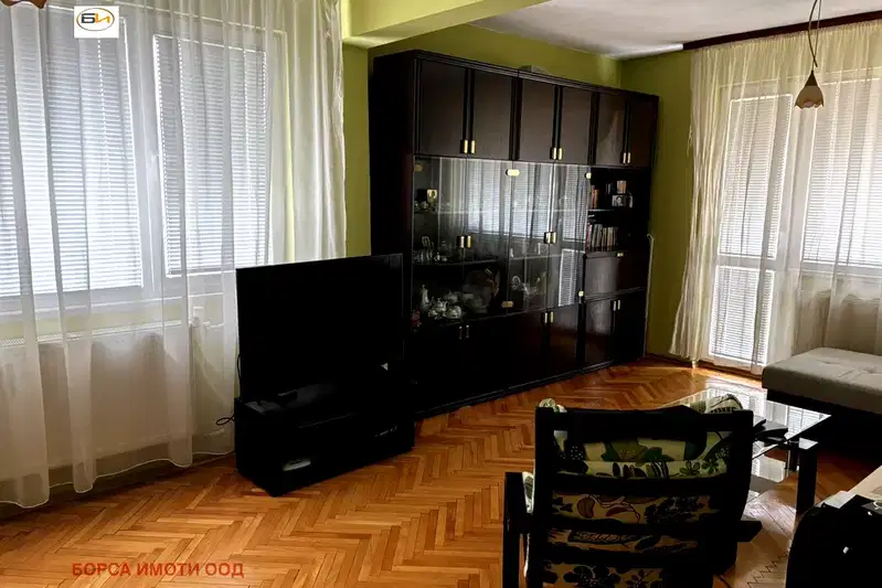 Тристаен апартамент във Враца, Център