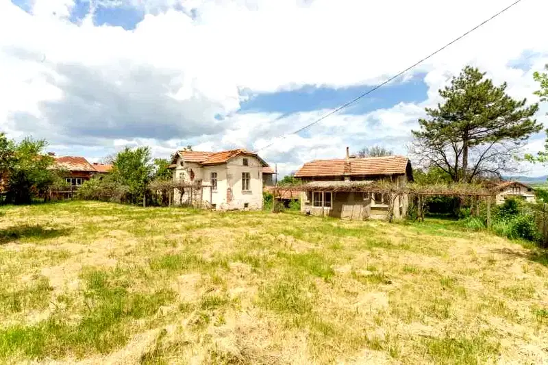 Plot in Oblast Pernik, Izvor