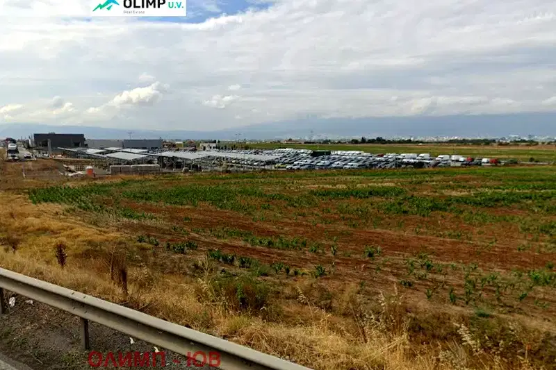 Парцел в София, Враждебна