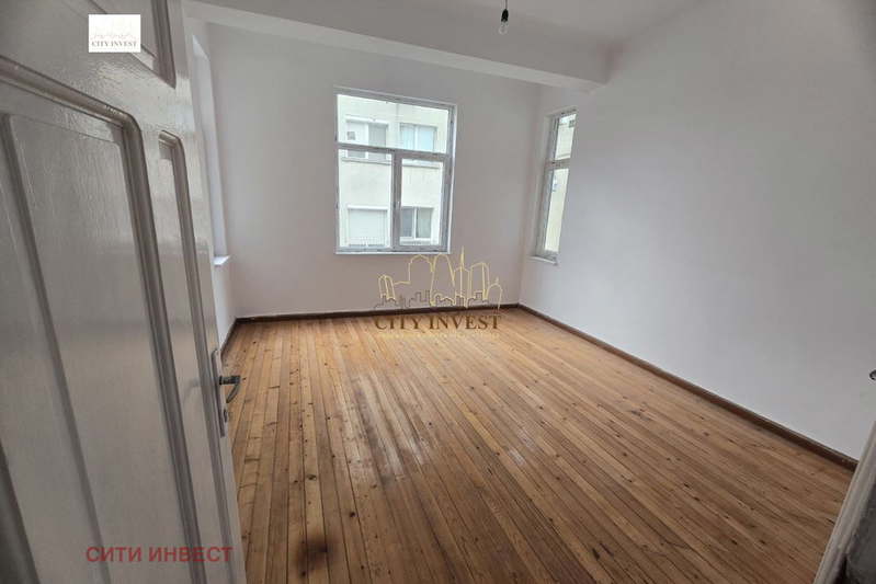 Floor of House in Burgas, Centyr