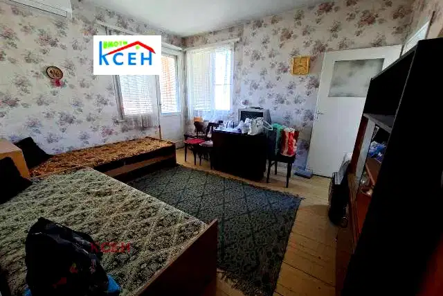 Floor of House in Tyrgovishte, Centyr
