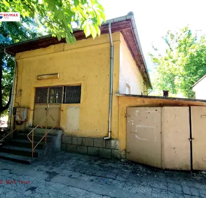 Снимка 2 — Къща с 2 етажа и гараж в центъра на Белене