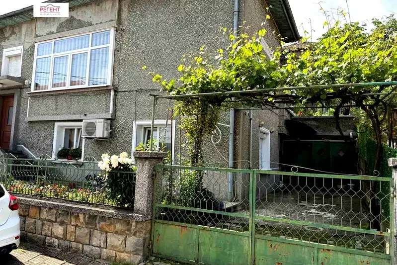 House in Gabrovo, Centyr