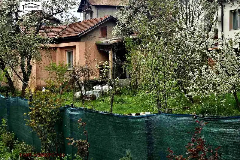 Къща в Перник, Център
