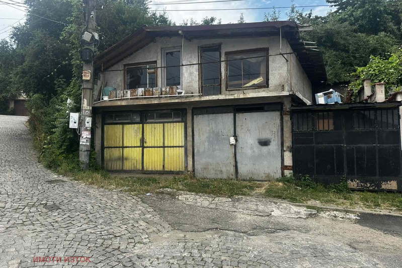 Къща в Перник, Варош