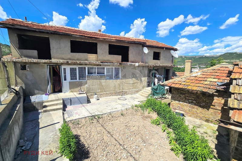 Brick house with 7 rooms and panoramic view in Provadia