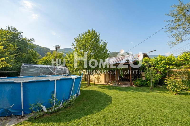 House in област София, Cerovo