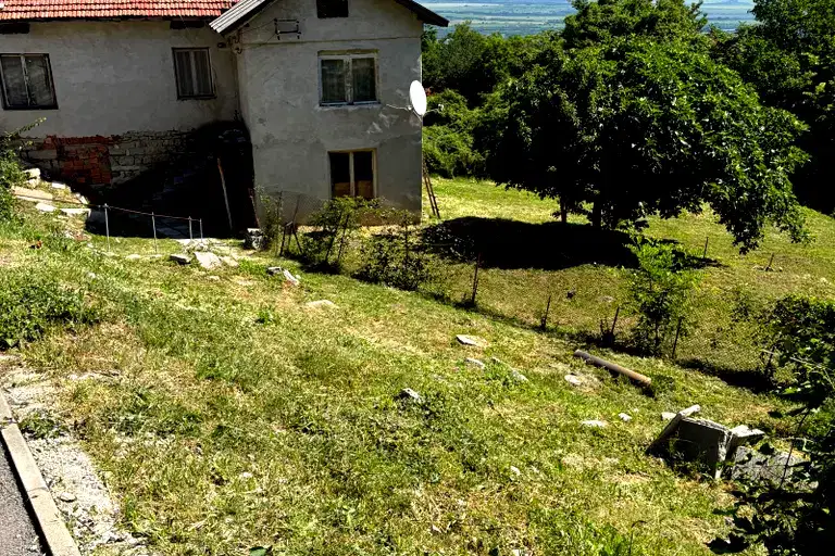 Къща във Враца, с. Челопек