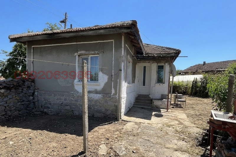 Къща с 2 стаи в с. Гранитово, област Ямбол с голям двор