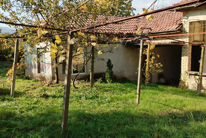 House with 2 buildings and large yard in Imrenchevo village, Shumen region