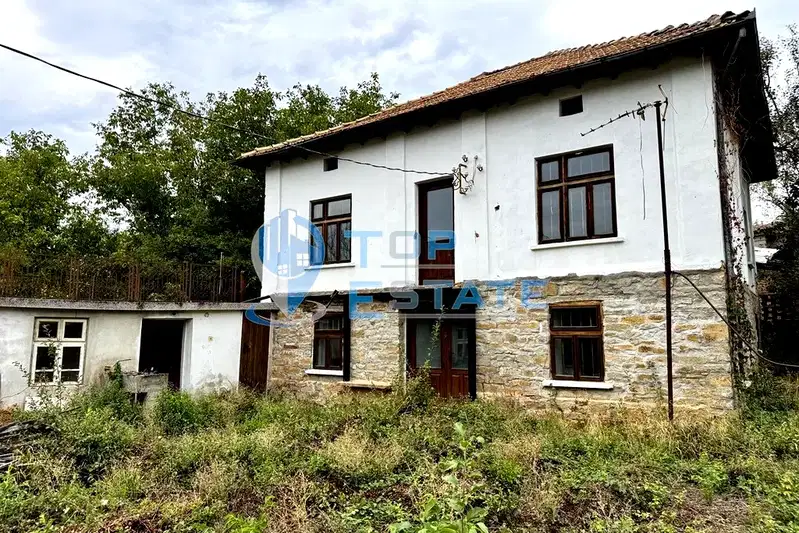 Къща с 6 стаи и голям двор в с. Караиванца, област Габрово