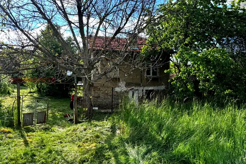 House with yard in Kondofrey village, Pernik region