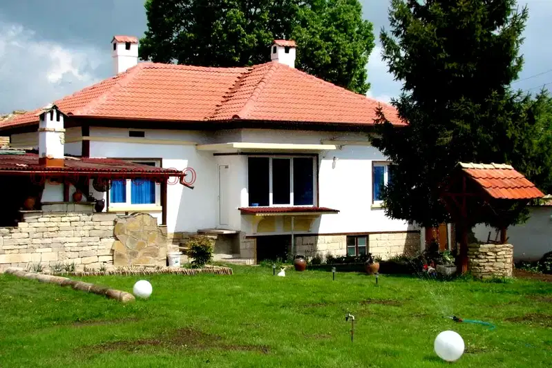 Къща в Търговище, с. Ломци
