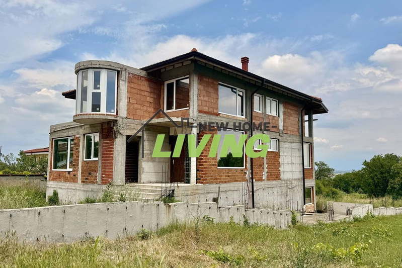 Къща с 3 етажа и двор в с. Марково, област Пловдив